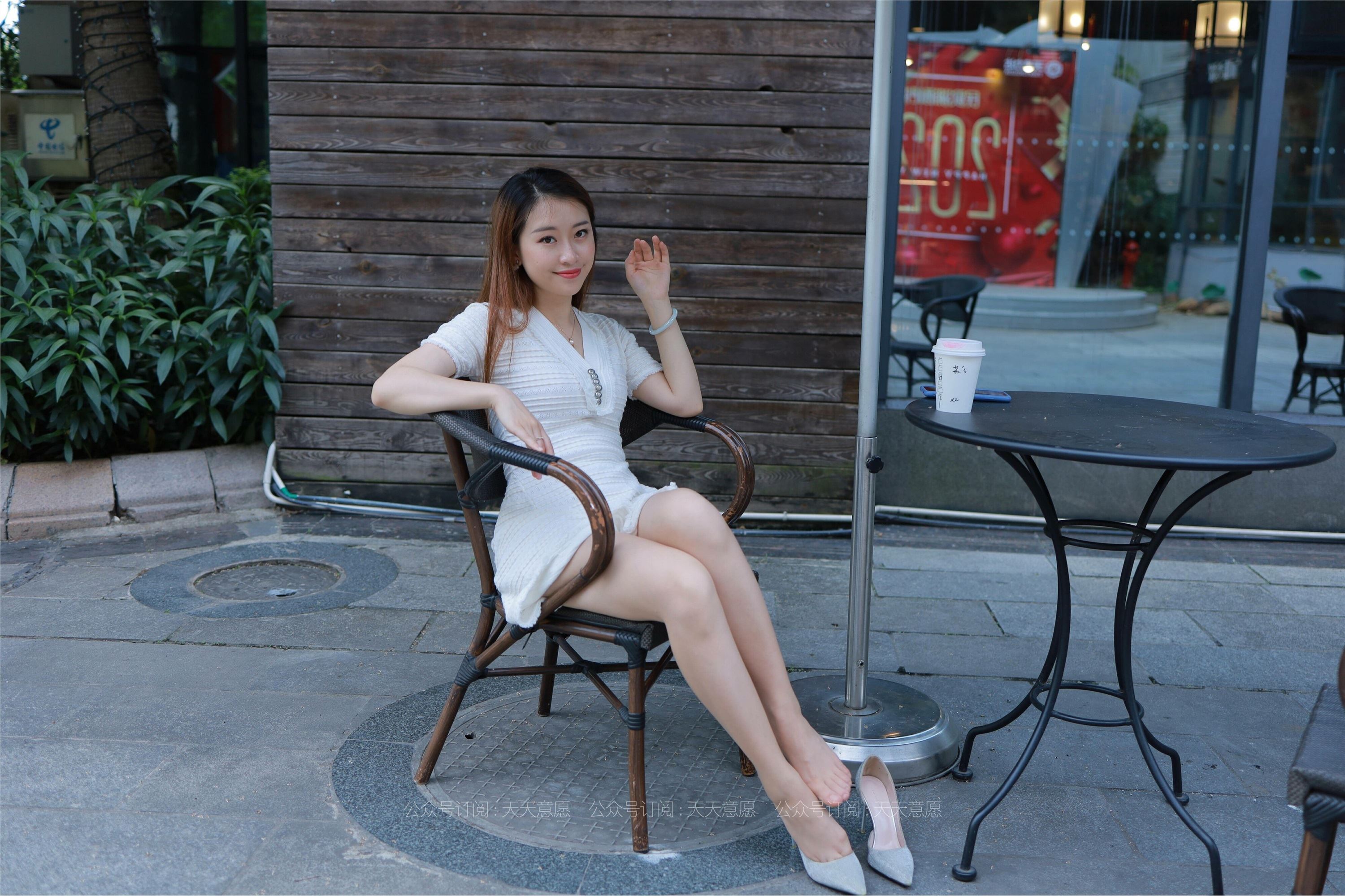 IESS异思趣向 - 模特：小婕《肉丝白裙俏佳人》